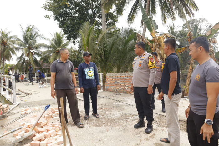 Kapolres Kampar AKBP Boby Putra Ramadhan Sebayang meninjau langsung progres renovasi jembatan vital di Dusun I Desa Gobah, Kecamatan Tambang, Sabtu (7/2/2026).