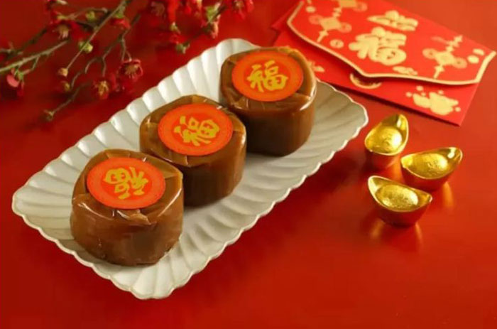 Kue keranjang merupakan satu di antara makanan khas Imlek.