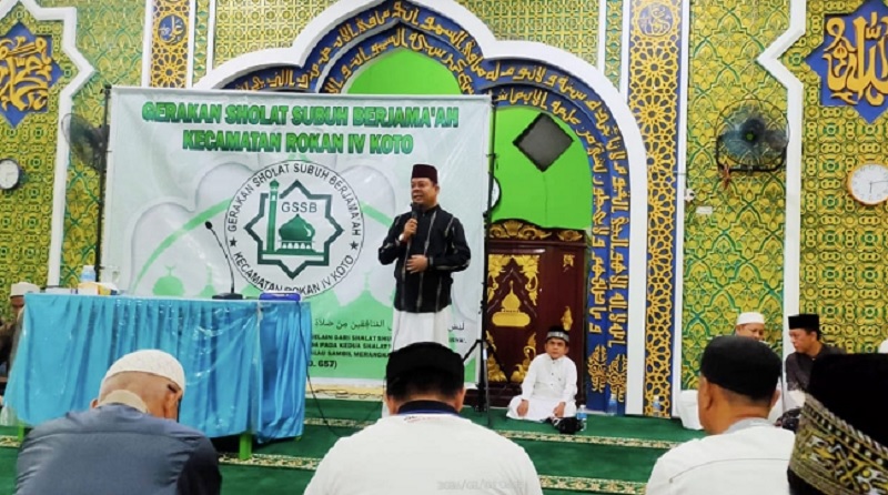 Wabup Rohul H Syafaruddin Poti memberikan arahan saat menghadiri GSSB di Masjid Tarbiyatul Islamiyah Desa Lubuk Betung, Kecamatan Rokan IV Koto, Ahad (8/2/2026).