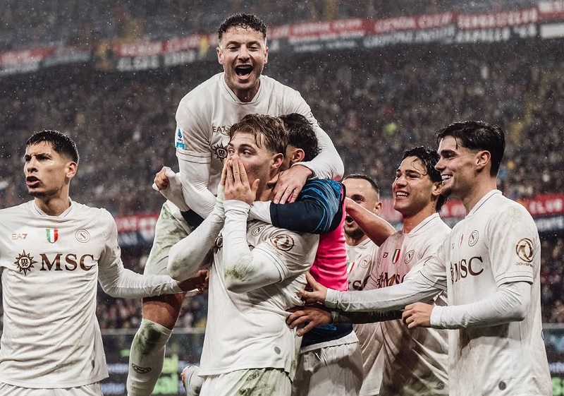 Rasmus Hojlund dan rekan-rekannya melakukan selebrasi usai membobol gawang Genoa dalam lanjutan Serie A Italia.