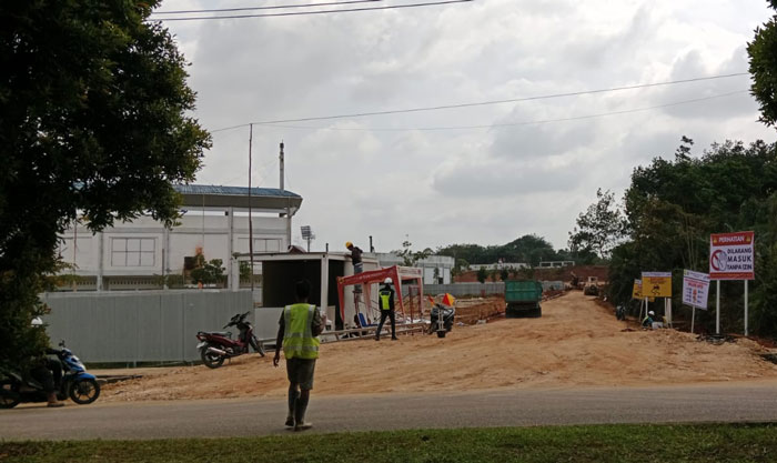 Pekerjaan proyek pembangunan Sekolah Rakyat di Kabupaten Kuansing terus digesa di Kawasan Sport Center Kuansing seperti terlihat Ahad (8/2/2026).