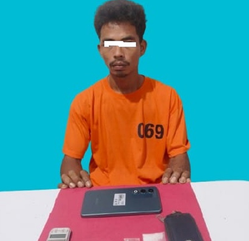 Pengedar narkoba, J, warga Desa Pulai Muda, berhasil ditangkap beserta barang bukti sabu, Sabtu (8/2/2026) malam setelah tim Satres Narkoba Polres Pelalawan menerima informasi dari masyarakat.