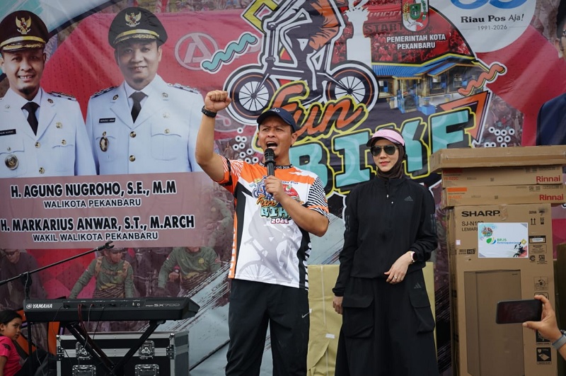 Wali Kota Pekanbaru Agung Nugroho memberikan sambutan saat kegiatan Riau Pos Fun Bike 2026 di halaman Mal Pelayanan Publik Pekanbaru, Ahad (8/2/2026).