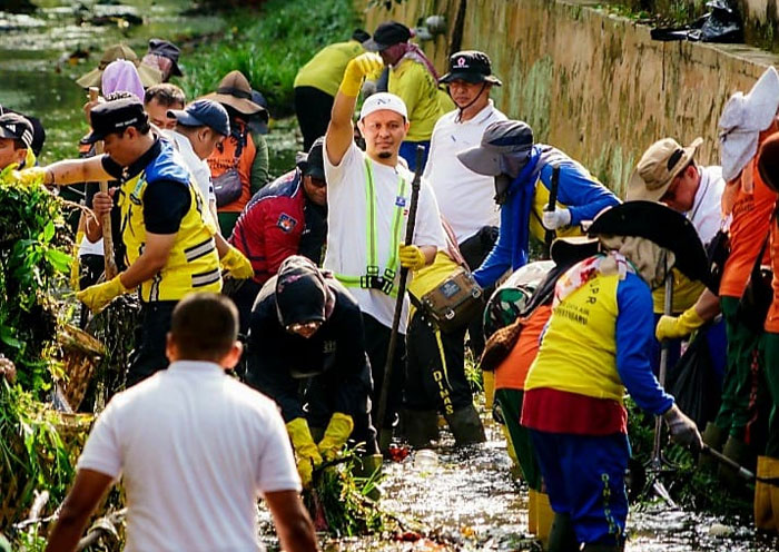 Wako Pekanbaru Agung Nugroho turun langsung dalam aksi gotong royong (goro) membersihkan lingkungan di sejumlah titik Kota Bertuah.