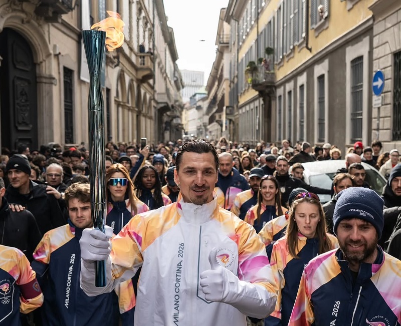 Legedna sepakbola Swedia dan Kota MIlan, Zlatan Ibrahimovic dipercaya membawa obor Olimpiade sebelum upacara pembukaan Olimpiade Milan Cortina 2026 .