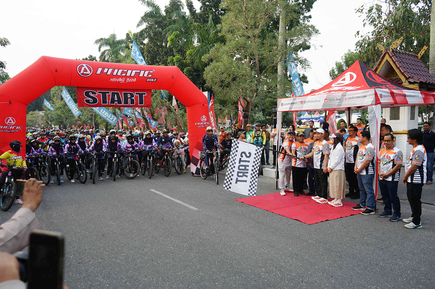 Wali Kota Pekanbaru Agung Nugroho didampingi istri, Sulastri, Ketua DPRD Pekanbaru Muhammad Isa Lahamid, Tim Corporate Communication PHR Riyan Nofitra, Wakil Komisaris Utama Riau Pos Amriel Noor, Direktur Utama Riau Pos Ahmad Dardiri serta jajaran Direksi