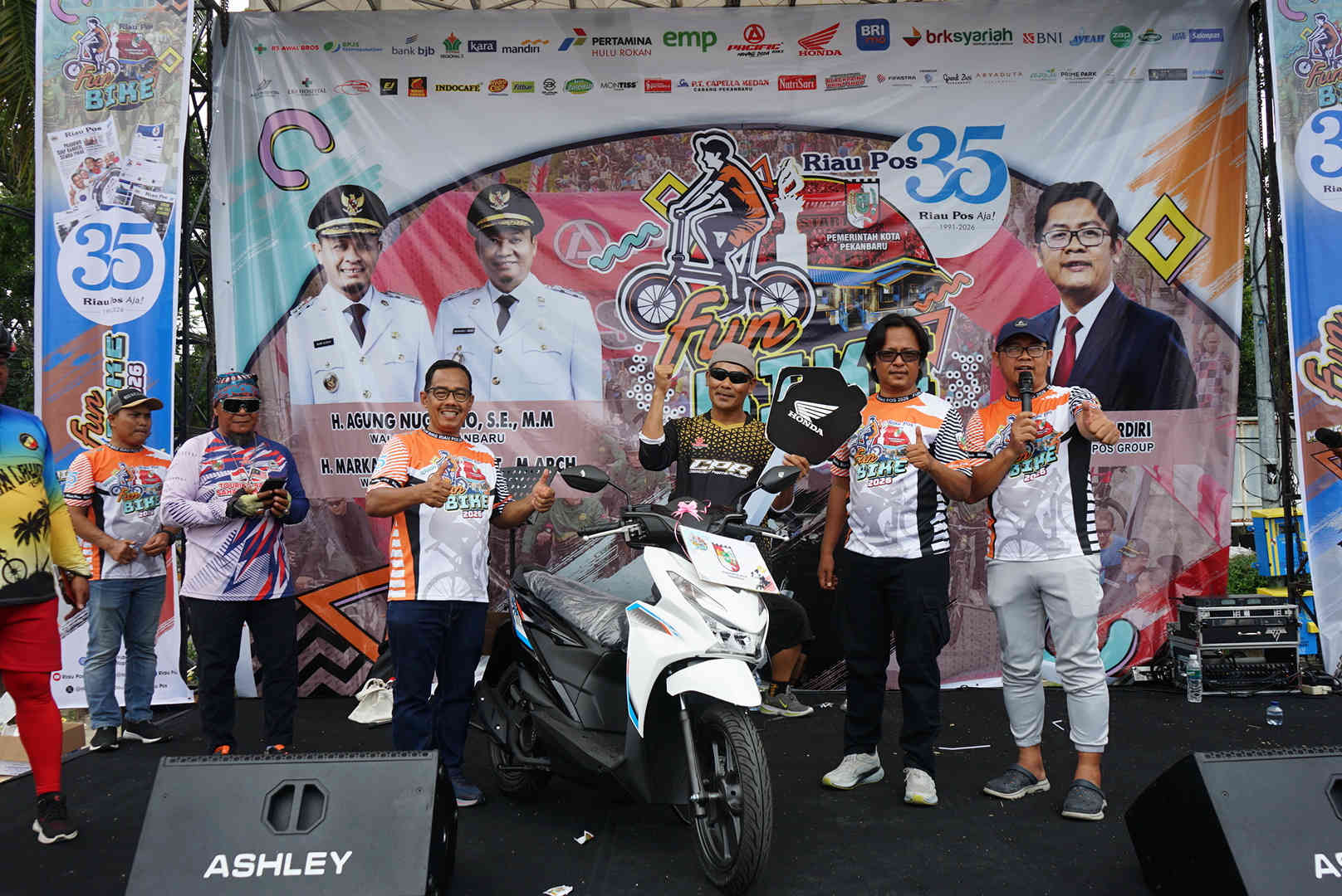 Pemenang hadiah utama Jon Abdi menerima kunci sepeda motor secara simbolis, Ahad (8/2/2026).