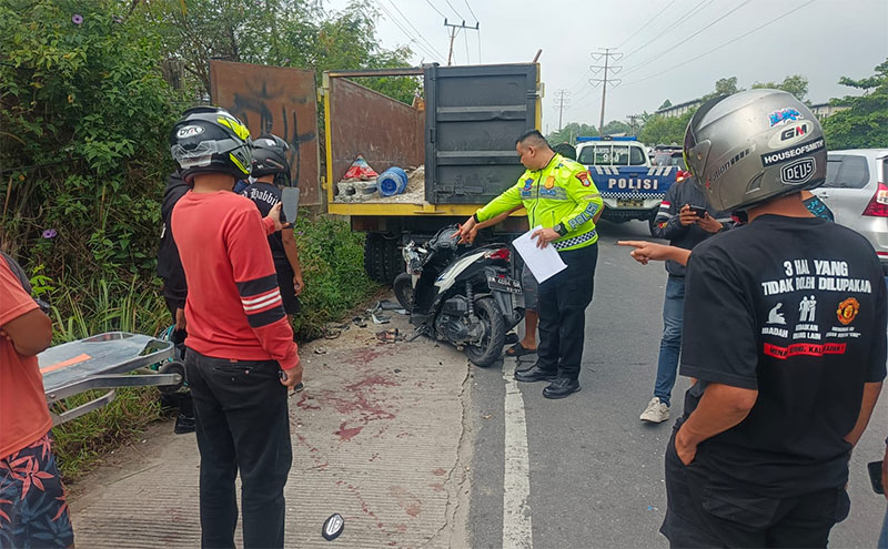 Polisi melakukan olah TKP di Jalan Paus Jalur Selatan, tepatnya di Simpang Jalan Asrama Haji, Kecamatan Rumbai Pesisir, Kota Pekanbaru, Ahad (8/2/2026).