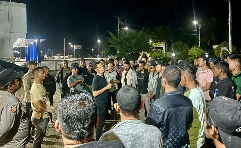 Puluhan massa dari salah satu kelompok Pam Swakarsa mendatangi Mapolsek Bonai Darussalam, paska bentrokan di lahan eks PT Berkat Satu di Desa Sontang, Ahad (8/2/2026) malam.