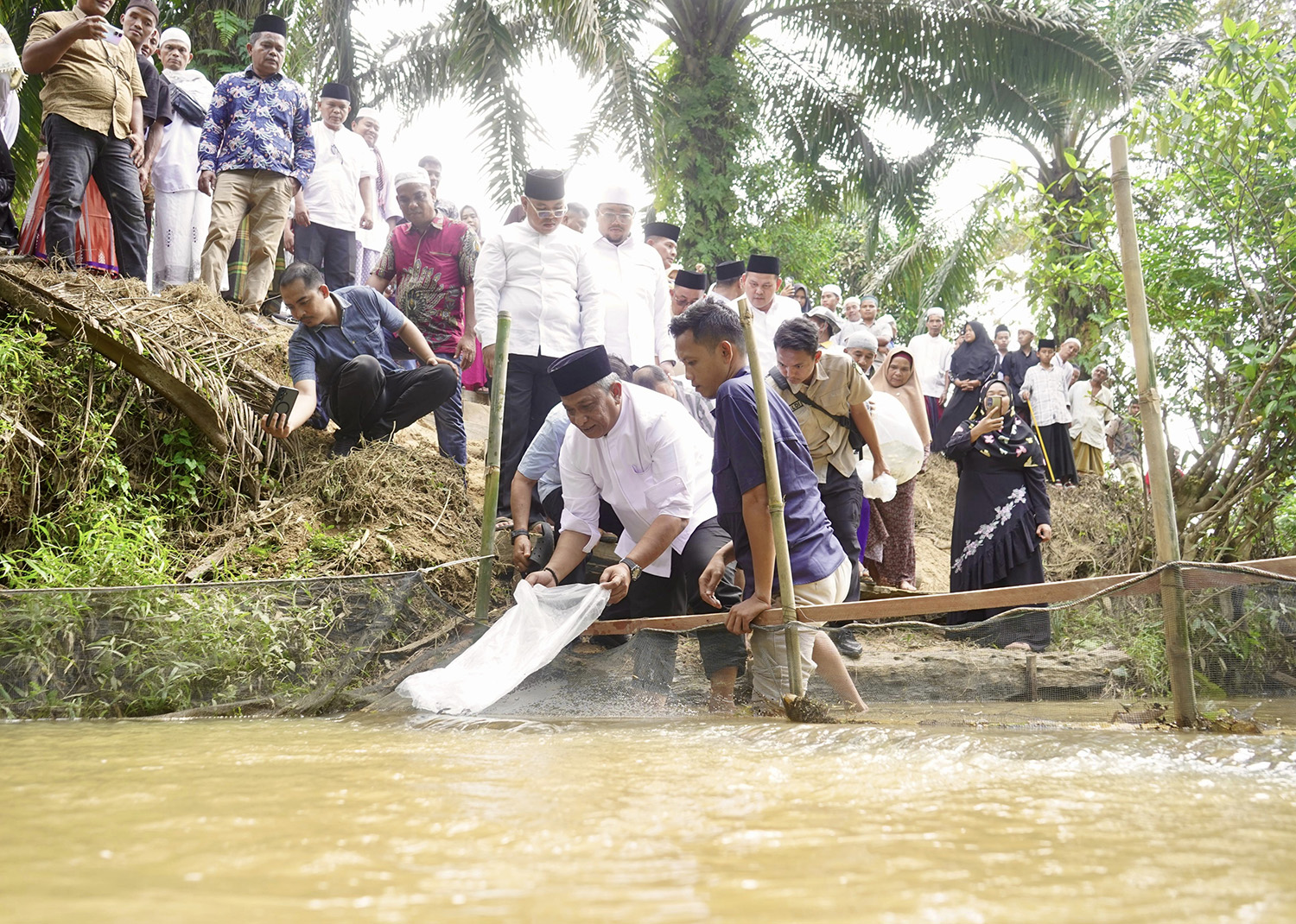 Bupati Rohul Anton ST MM menebarkan ribuan bibit ikan secara simbolis di Sungai Lubuk Larangan yang berada di Surau Suluk Al-Muqorrobah&nbsp;Desa Kabun, Kecamatan Kabun, Sabtu (7/2/2026) siang.
