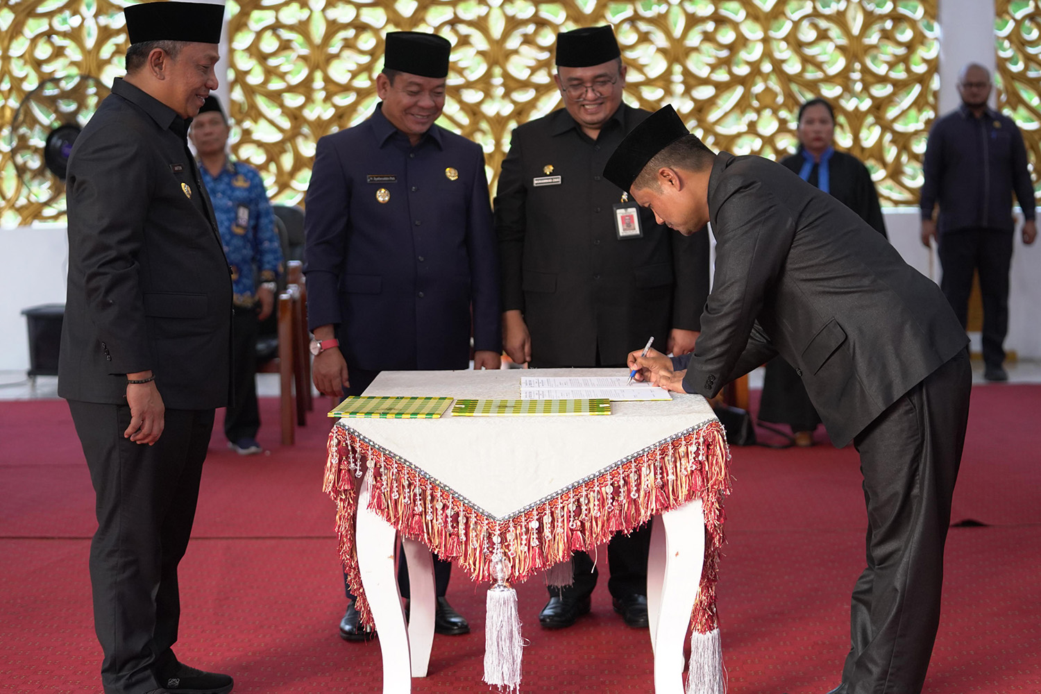 Bupati Rohul Anton ST MM didampingi Wabup H Syafaruddin Poti dan Sekdakab Muhammad Zaki menyaksikan perwakilan pejabat eselon&nbsp; menandatangani pakta integritas dalam acara pelantikan pejabat eselon II