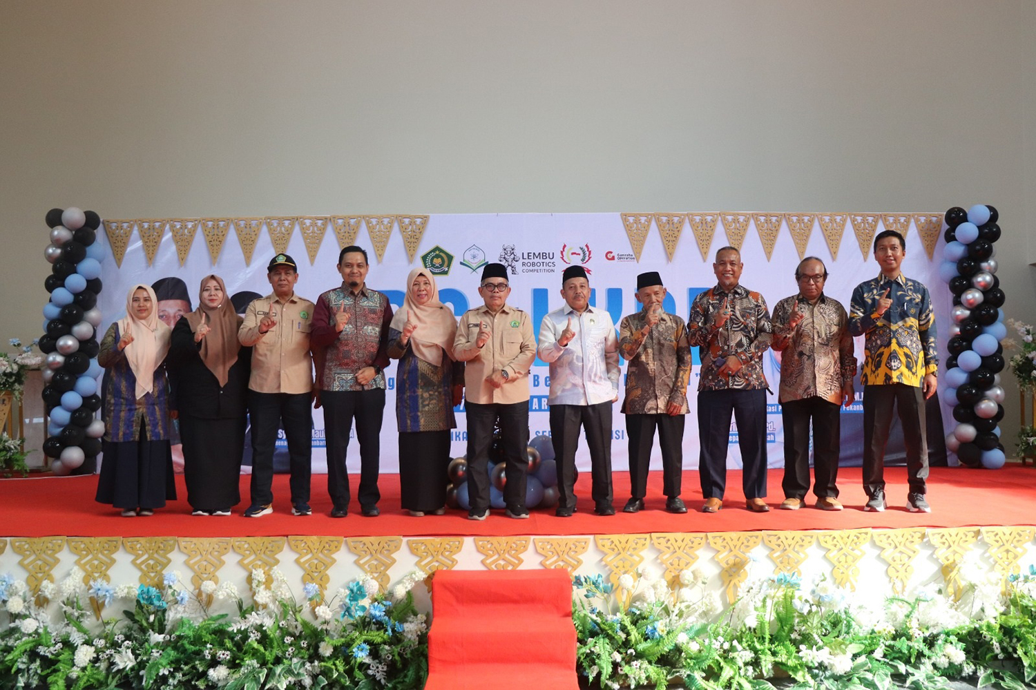 Kakanwil Kemenag Provinsi Riau Dr H Muliardi MPd, Kepala MAN 1 Pekanbaru  Norerlinda MPd dan unsur pimpinan lainnya foto bersama usai pembukaan LRC dan LKBB, Sabtu (7/2/2026).