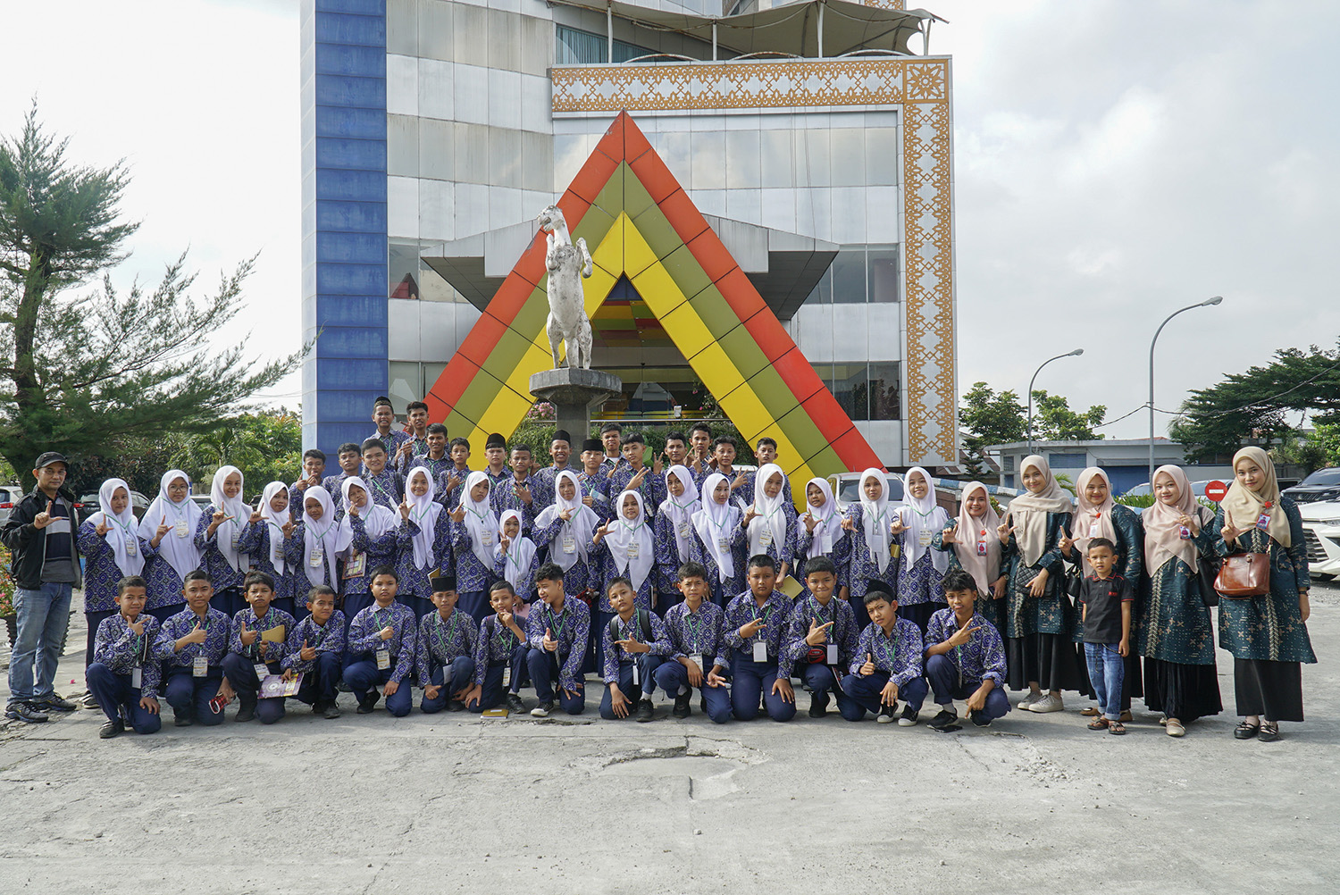 Murid SMPS Al-Wathaniyah Tualang Kabupaten Siak didampingi Kepala Sekolah  Riza Purnamasari, SE dan sejumlah guru yakni  Deslindra, Teti Dwima Anggraini, Reviani, Yulma Nengsih, Dahlia, Sheila Salsabila, Fuva Wersa Yolifi SPd, Sela Emiliana, SPd,Ririn Yul