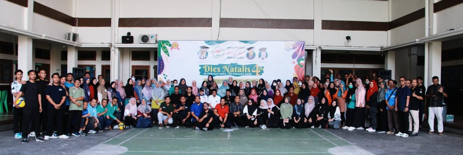 Civitas akademika Universitas Hang Tuah Pekanbaru foto bersama usai pembukaan Dies Natalis ke-4 UHTP, Kamis (5/2/2026).