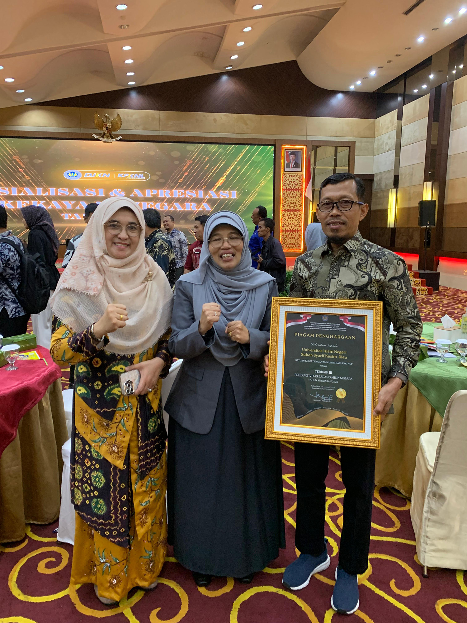 Rektor UIN Suska Riau Prof Dr Hj Leny Nofianti MS SE MSi Ak Ca (kiri) didampingi Kasubbag Perlengkapan dan Pengadaan Barang dan Jasa UIN Suska Riau Adi Cahyadi SE (kanan).