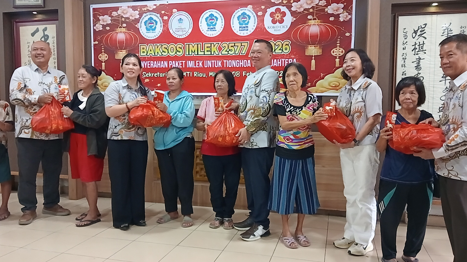 Ketua PSMTI Riau Lindawati (tiga kiri) didampingi Sekretaris PSMTI Pusat Peng Suyoto (tengah) dan pengurus PSMTI Riau lainnya menyerahkan paket Imlek kepada warga Tionghoa prasejahtera di Sekretariat