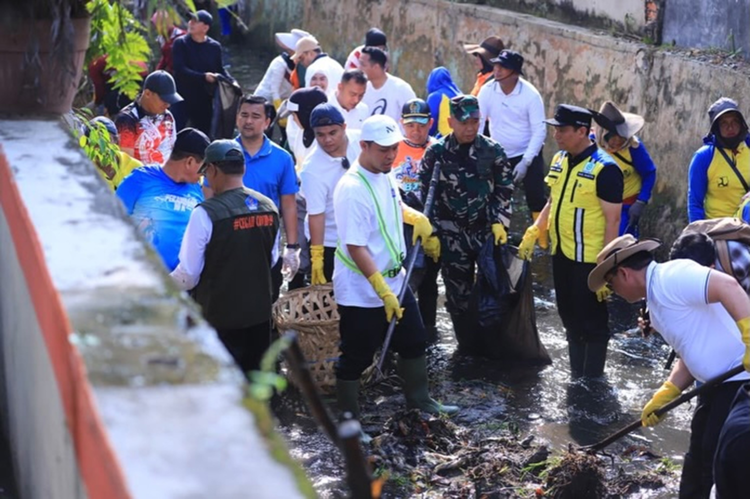 Wali Kota Pekanbaru Agung Nugroho bersama Sekda Riau  Syahrial Abdi dan forkopimda turun langsung membersihkan parit dalam aksi gotong royong di Jalan Letjen S Parman, Ahad (8/2/2026).