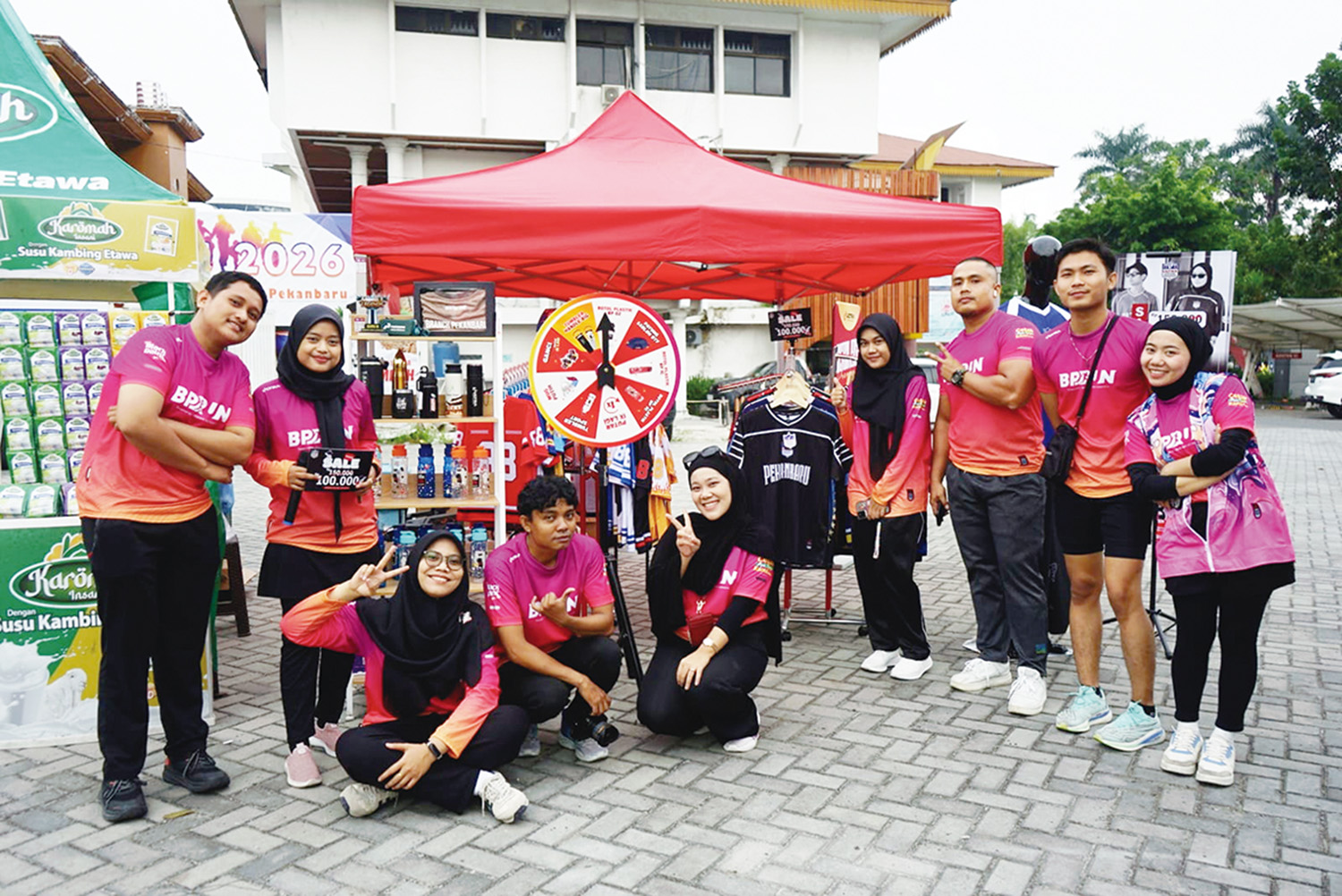 Tim Folder Printex foto bersama di depan stand bazar saat mengikuti Riau Pos Fun Bike 2026 di Pekanbaru, Ahad (8/2/2026).