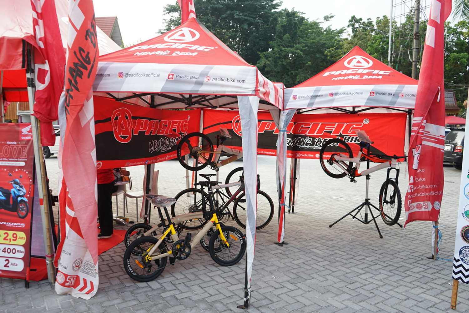 Stand Pacifik hadir mendu&shy;kung acara Riau Pos Fun Bike 2026 di halaman Mal Pelayanan Publik, Ahad (8/2/2026).