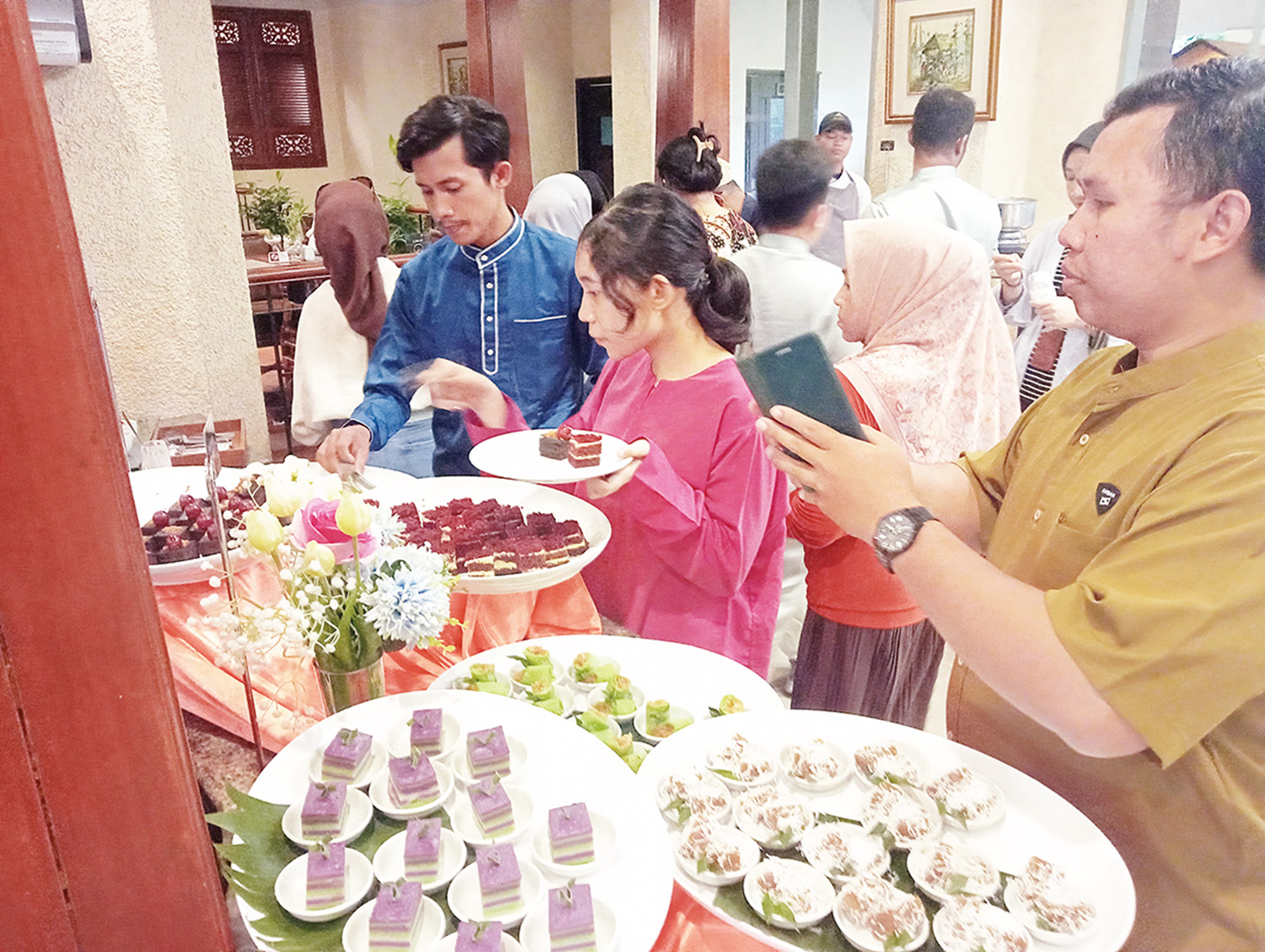 Para tamu Hotel Aryaduta Pekanbaru menikmati menu khas Ramadan Arabic Delight yang disuguhkan selama bulan suci Ramadan, Ahad (8/2/2026).