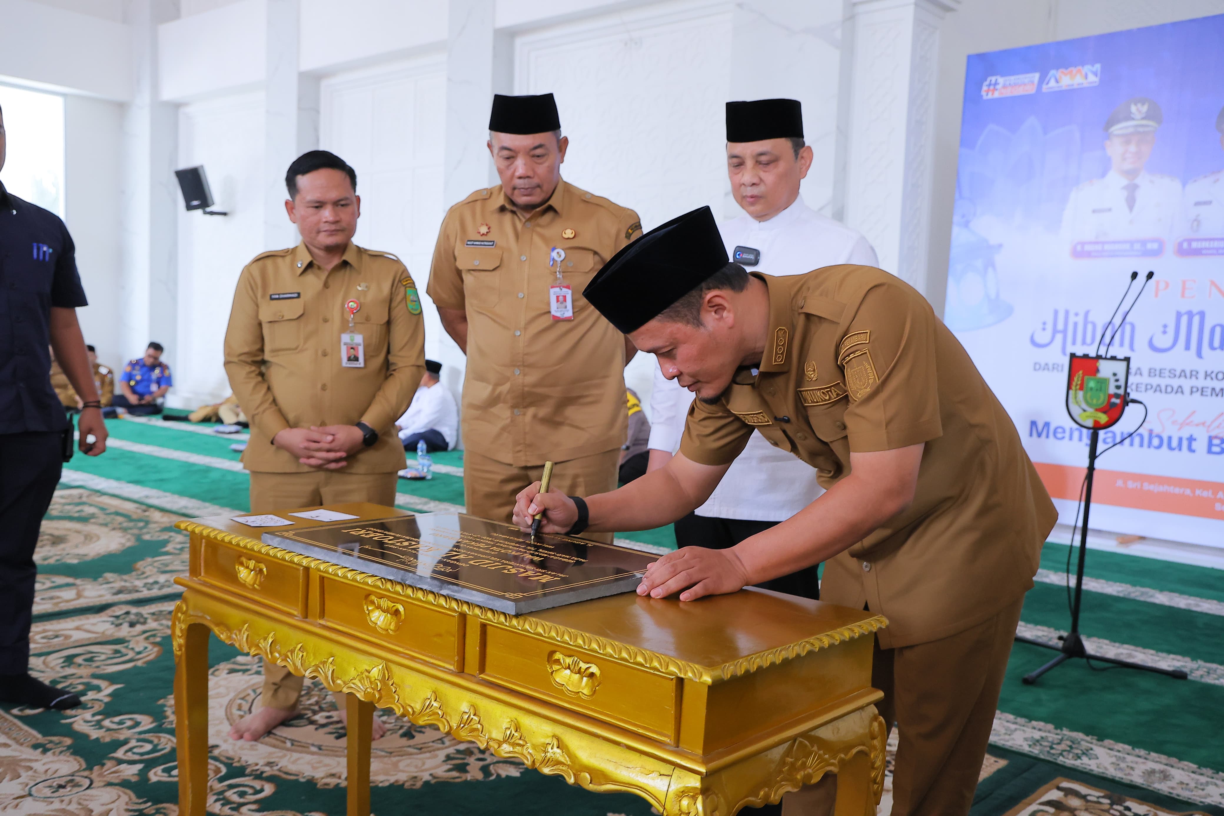 Wali Kota Pekanbaru Agung Nugroho meresmikan Masjid Al Kastoeri di Kelurahan Agrowisata, Kecamatan Rumbai Barat, LSenin (9/2/2026).