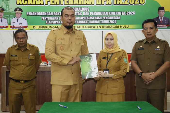 Bupati Inhu Ade Agus Hartanto didampingi Sekdakab Zulfahmi Adrian dan Asisten Adminitrasi Umum Riswidiantoro serahkan DPA kepada Kadis Perpustakaan dan Kearsipan, Venisa Dwipa Sari, Senin (9/2/2026).