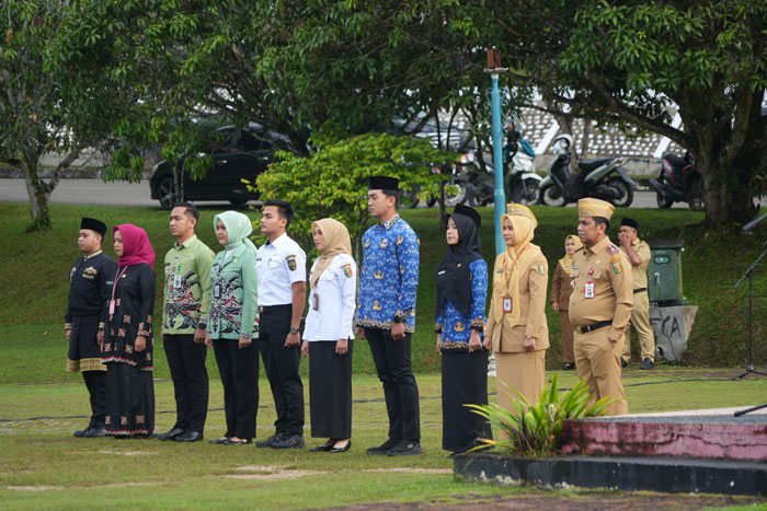 Sekda Kuansing Zulkarnain ST MSi ikut sosialisasikan seragam pakaian dinas di lingkungan Pemkab Kuansing, Senin (9/2/2026) di lapangan komplek Pemkab Kuansing.