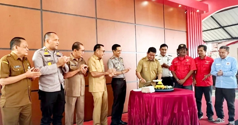 Wabup Rohul H Syafaruddin Poti SH MM memotong nasi tumpeng dalam perayaan HPN ke 80 tingkat kabupaten di Pendopo Rumdis Wabup Rohul, Senin (9/2/2026).