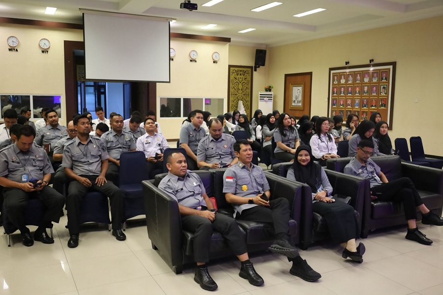 Jajaran pejabat dan pegawai Kanwil Kemenkum Riau mengikuti secara virtual kegiatan diseminasi What&rsquo;s Up Kemenkum Campus Calls Out, Senin (9/2/2026).