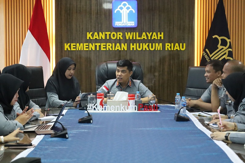 Kepala Kanwil Kemenkum Riau Rudy Hendra Pakpahan memimpin rapat pembinaan Posbankum pada Senin (9/2/2026).