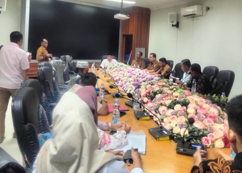 Komisi II DPRD Kabupaten Kampar kembali menggelar rapat dengar pendapat terkait dugaan tindakan asusila yang melibatkan seorang oknum guru berstatus PPPK di  Kampar Kiri Hilir.