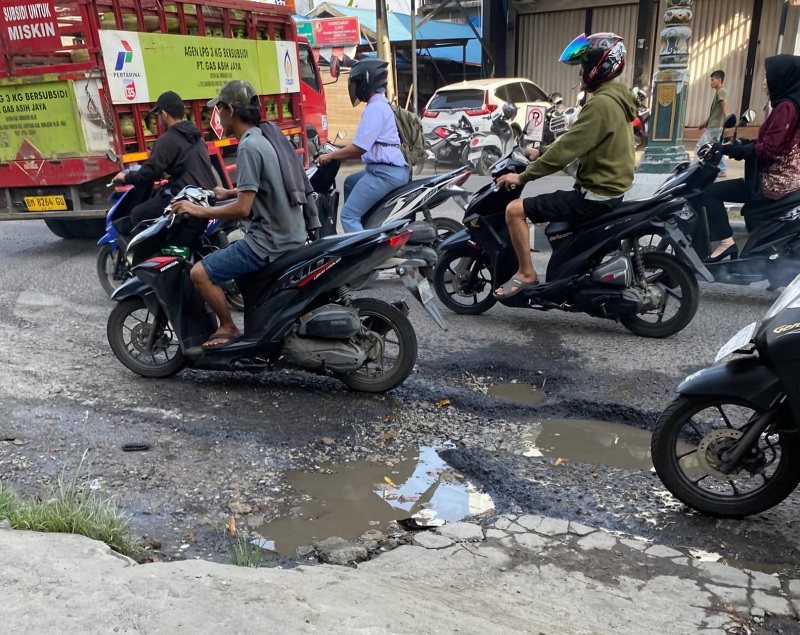 Kondisi Jalan Baharudin Yusuf dekat simpang Jalan Trimas Tembilahan berlubang yang menjadi keresahan warga, Senin (9/2/2026).