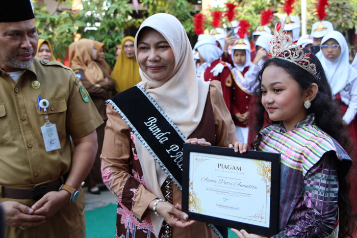 Azima Putri Anandita pelajar SDN 004 Tembilahan menerima penghargaan dari Pemda Inhil setelah meraih prestasi membanggakan dikancah nasional, Senin (9/2/2026).