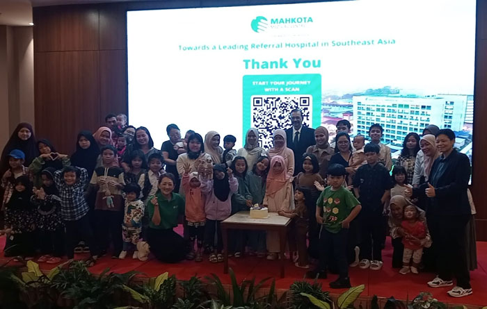 Ketua Pemasaran Internasional (Indonesia) MMC Quen Choon Yen (kanan), Dokter Spesialis Obstetri & Ginekologi serta IVF MMC Dr. Sevellaraja A/L N. Supermaniam (tengah) foto bersama di Hotel Grand Zuri