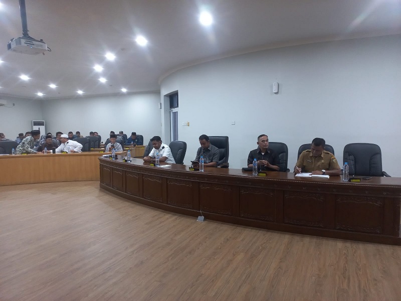 Komisi III DPRD Kampar menggelar rapat dengar pendapat dengan manajemen PKS PT SMK dan pihak pengelola Pesantren Sulaiman Al Fauzan di ruang rapat DPRD Kabupaten Kampar, Bangkinang, Senin (9/2/2026).