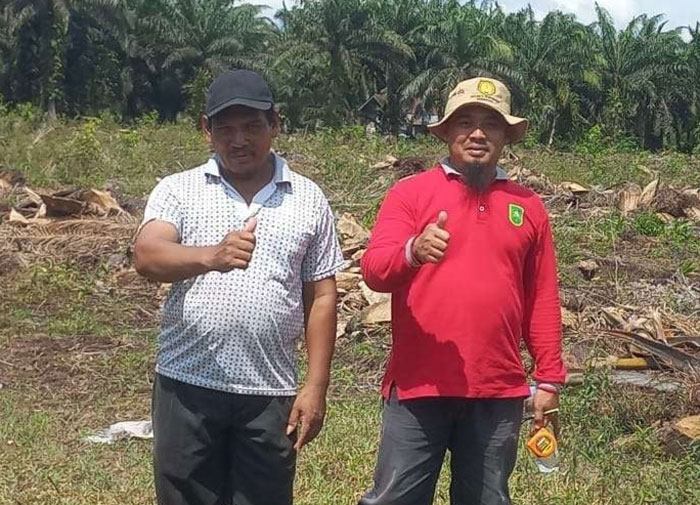 Pendamping Penilai Kemajuan Fisik PSR Kabupaten Bengkalis Sukanto bersama perkumpulan Kelompok Tani Segoromas Desa Muara Dua, Kecamatan Siak Kecil beberapa waktu lalu.