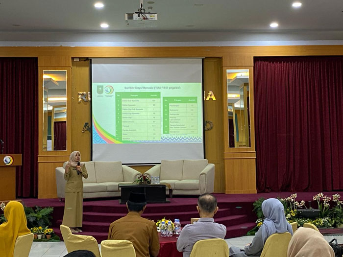 Direktur RSUD Arifin Achmad drg Yusi saat menyampaikan paparan pada forum konsultasi publik, Senin (9/2/2026).