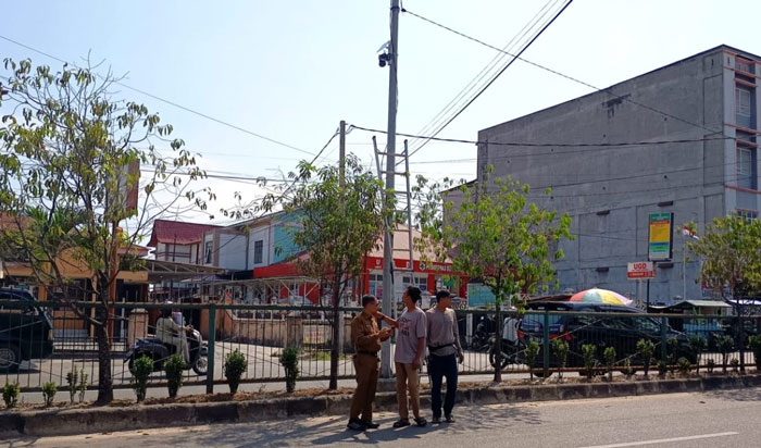 Petugas UPT Pengelolaan sampah Kecamatan Mandau dan Bathin Solapan memasang kamera CCTv untuk memandau pelaku pembunuhan sampah, Senin (9/2/2026).