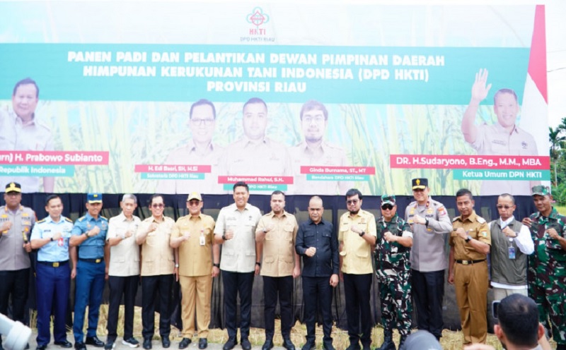 Wamentan Sudaryono, Sekdaprov Syahrial Abdi, Wakapolda Brigjen Pol Hengky Haryadi, Bupati Kampar Ahmad Yuzar dan Forkopimda panen padi di lahan persawahan Desa Binuang.