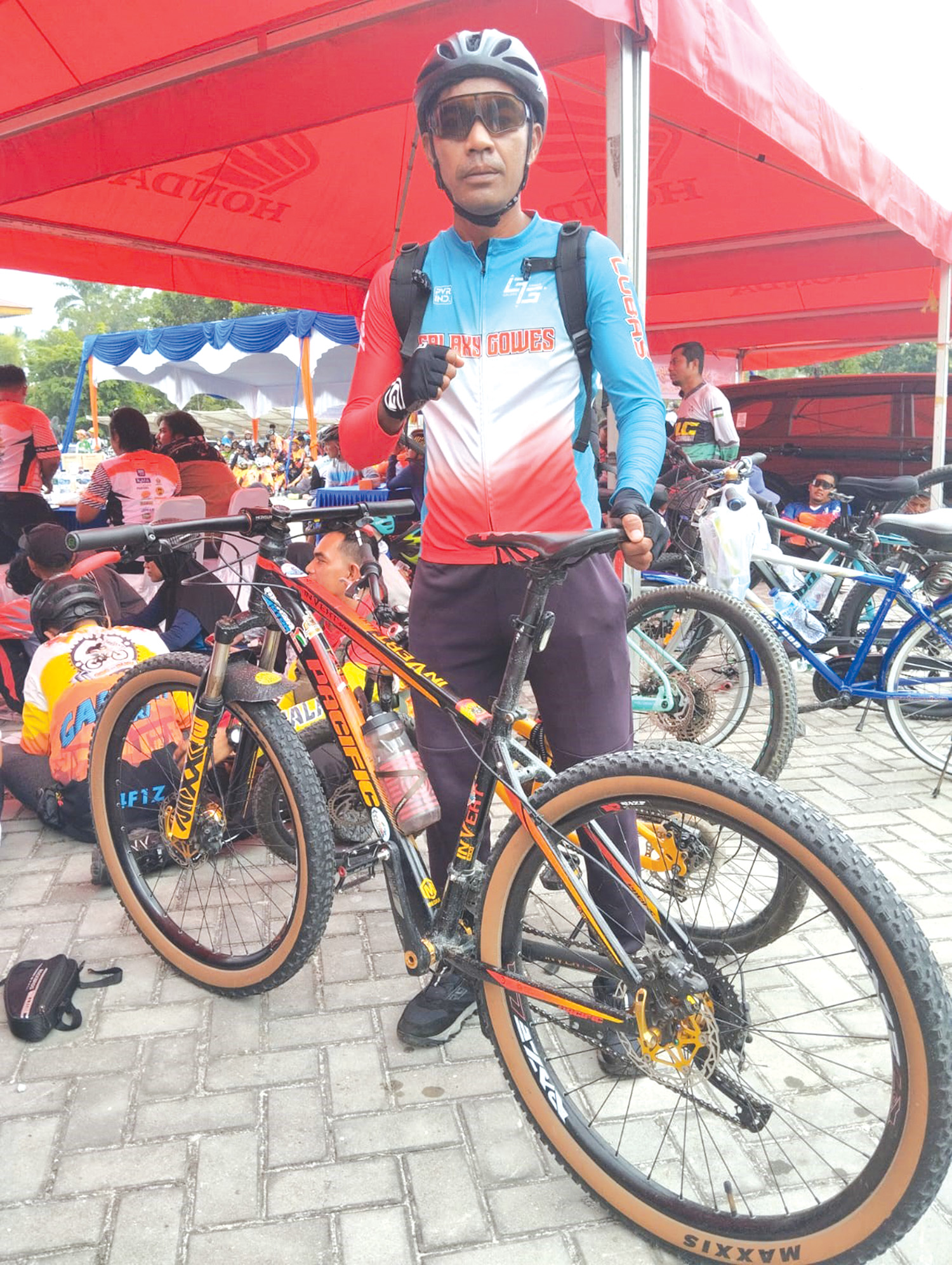 Raul berpose di salah satu tenda usai mengikuti Riau Pos Fun Bike 2026 di Halaman MPP Pekanbaru, Ahad (8/2/2026).