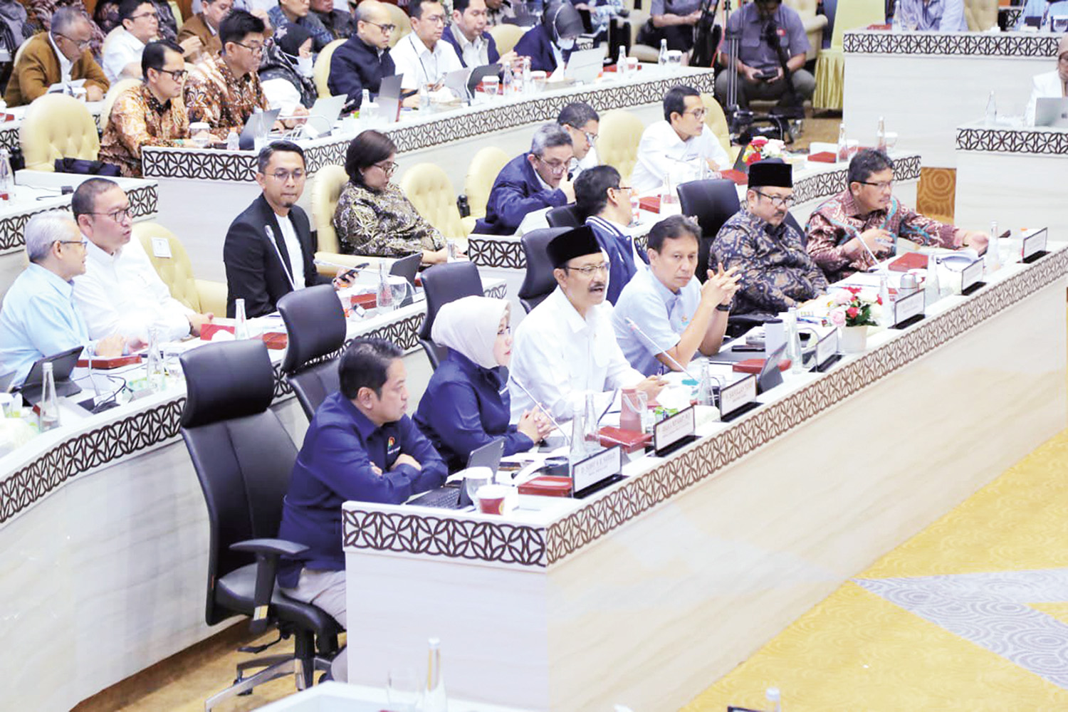 Menteri Sosial Saifullah Yusuf  (tiga kiri) memberikan keterangan terkait penonaktifan Penerima Bantuan Iuran Jaminan Kesehatan Nasional dalam Rapat Konsultasi Pimpinan DPR RI.