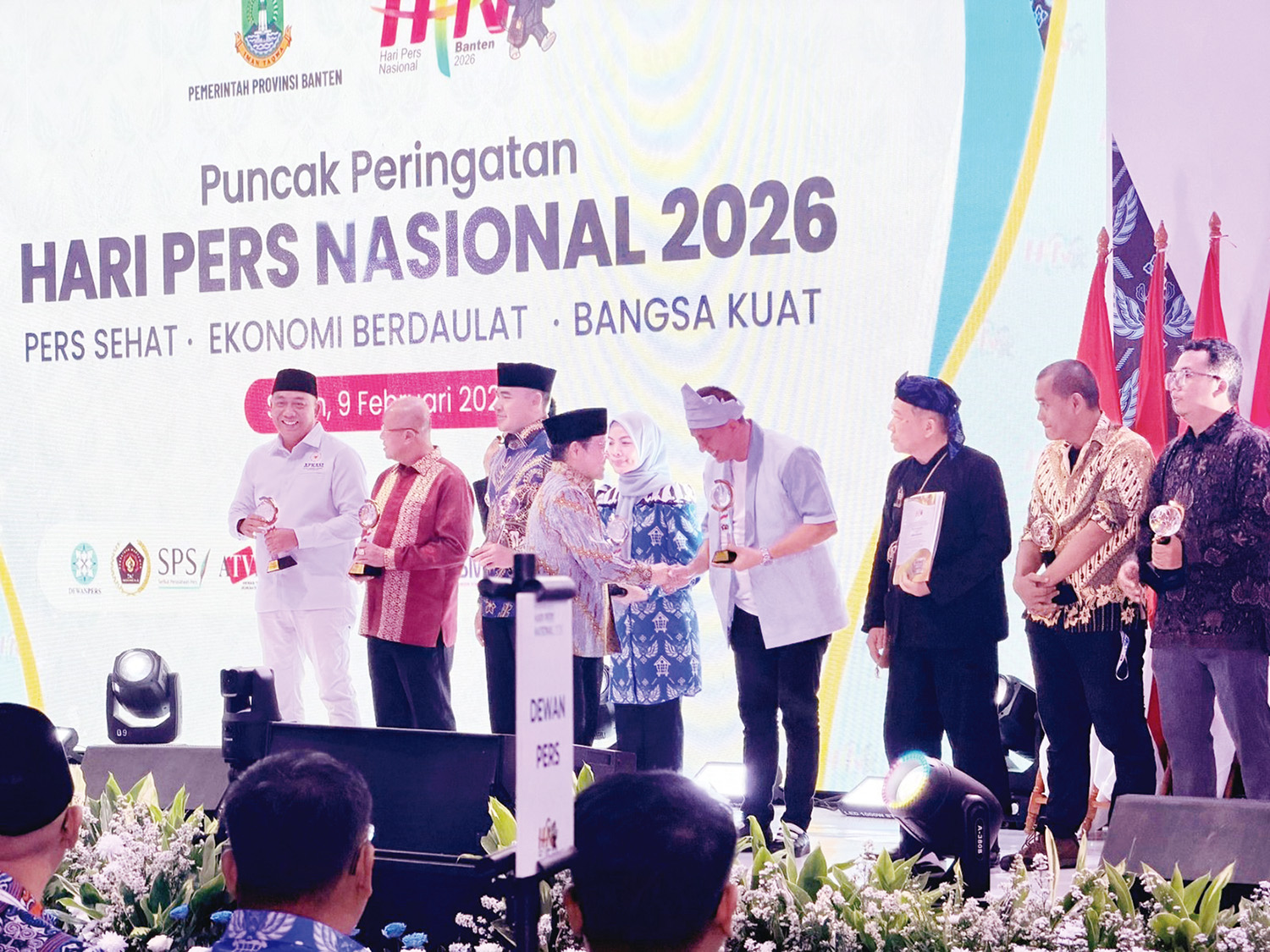 Menteri Koordinator Bidang Pemberdayaan Masyarakat Muhaimin Iskandar menyalami Kepala Dinas Pemuda dan Olahraga Pekanbaru Edward Riansyah yang menerima trofi Siwo Award 2025 mewakili Wako Pekanbaru.