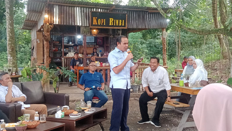 Diskusi Ngopi Bareng Suhu Wan: Dari FISIP, ke Dunia Cuan, digelar, Senin (9/2/2026) di Warung Kopi Rimba Lingkungan FISIP Unri.
