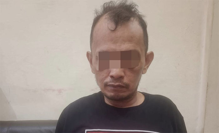 Tersangka Hendro alias HP saat diamankan Polsek Lirik, Selasa (10/2/2026).