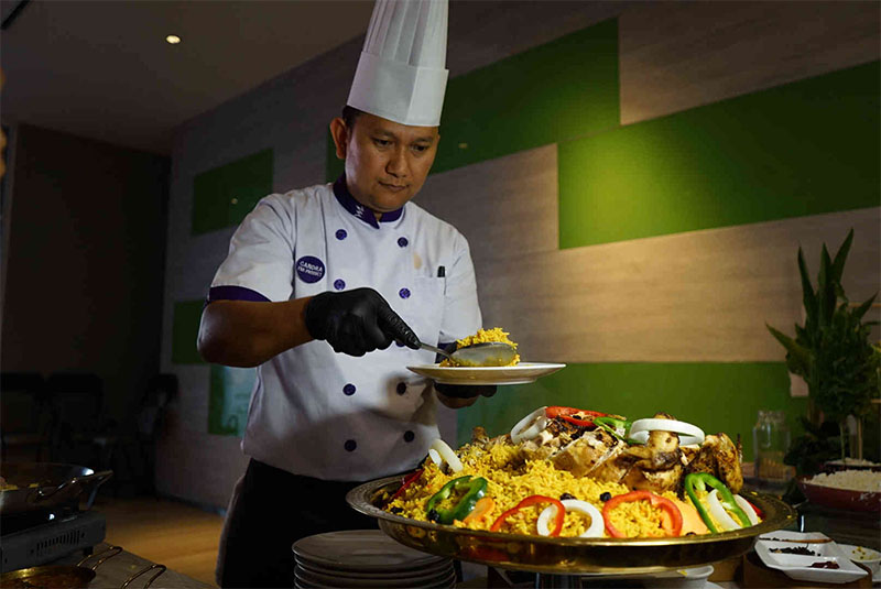 Chef Fox Hotel Candra Tinambunan menyajikan menu spesial Roast Chicken Arabian Spices Rice saat Media Gathering & Iftar Package Launching Serambi Ramadan Tradition Savor Authentic Arabian and Nusantar