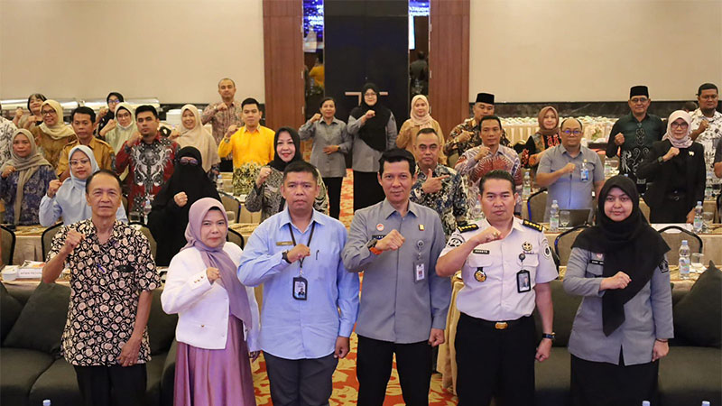 Peserta Rakor MPD, MPW dan MKN foto bersama Kepala Divisi Pelayanan Hukum Kanwil Kemenkum Riau Febri Mujiono (tengah paling depan), Selasa (10/2/2026).