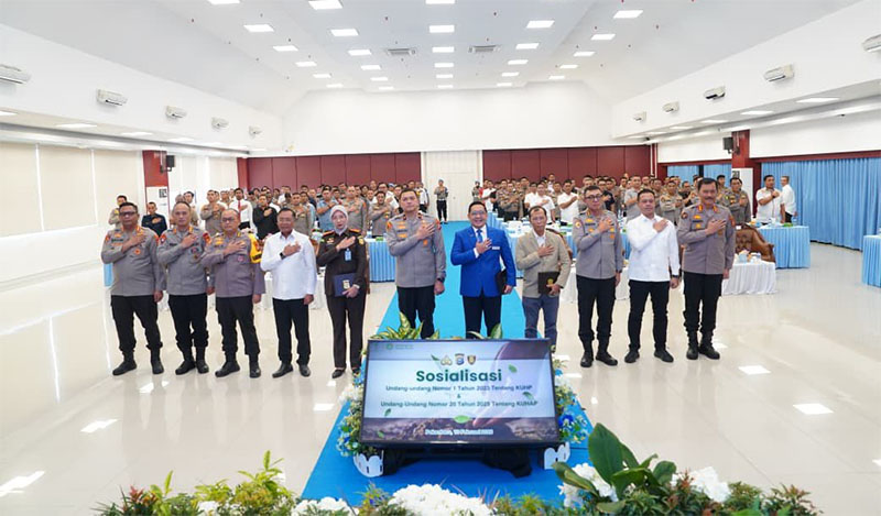 Wakapolda Riau Brigjen Pol Hengki Haryadi foto bersama nara sumber dan personel Polda Riau yang mengikuti sosialisasi KUHP dan KUHAP baru di Mapolda Riau, Selasa (10/2/2026).