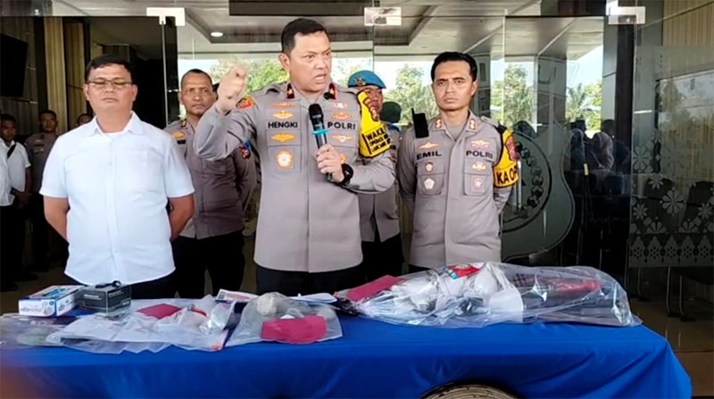 Wakapolda Riau Brigjen Pol Dr Hengki Haryadi SIK MH berikan keterangan pers pengungkapan kasus bentrok berdarah Pam Swakarsa di Kecamatan Bonai Darussalam di Mapolres Rohul, Selasa (10/2/2026).