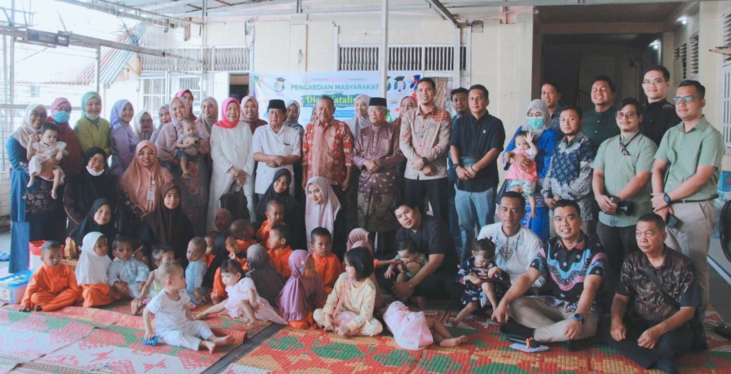 Civitas akademika Universitas Hang Tuah Pekanbaru foto bersama para pengurus dan anak Panti Asuhan Fajar Harapan, Jumat (6/2/2026).
