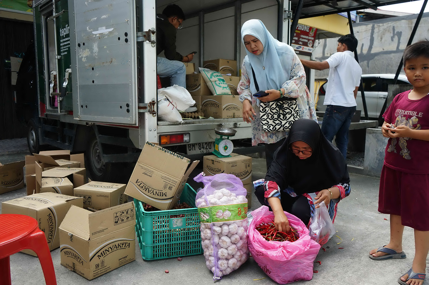 Warga berbelanja kebutuhan pokok saat pasar murah di Kantor Lurah Air Dingin Kec Bukit Raya Pekanbaru, Senin (9/2/2026).